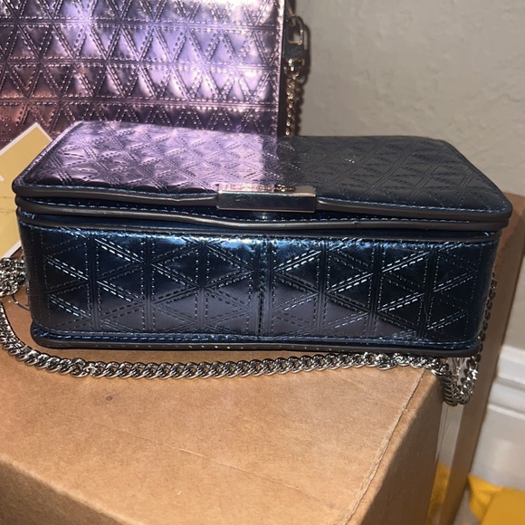 Michael Kors Leather Quilted Pyramids Gusset
Clutch Crossbody steel blue new - Picture 10 of 10